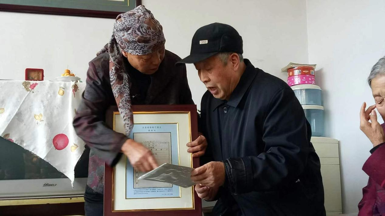 2017年，河北蔚縣，王艾甫將烈士王玉山的陣亡通知書交到烈屬手中。